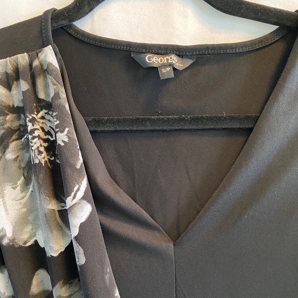 🌷3/$25 Ladies top - Picture 2 of 3